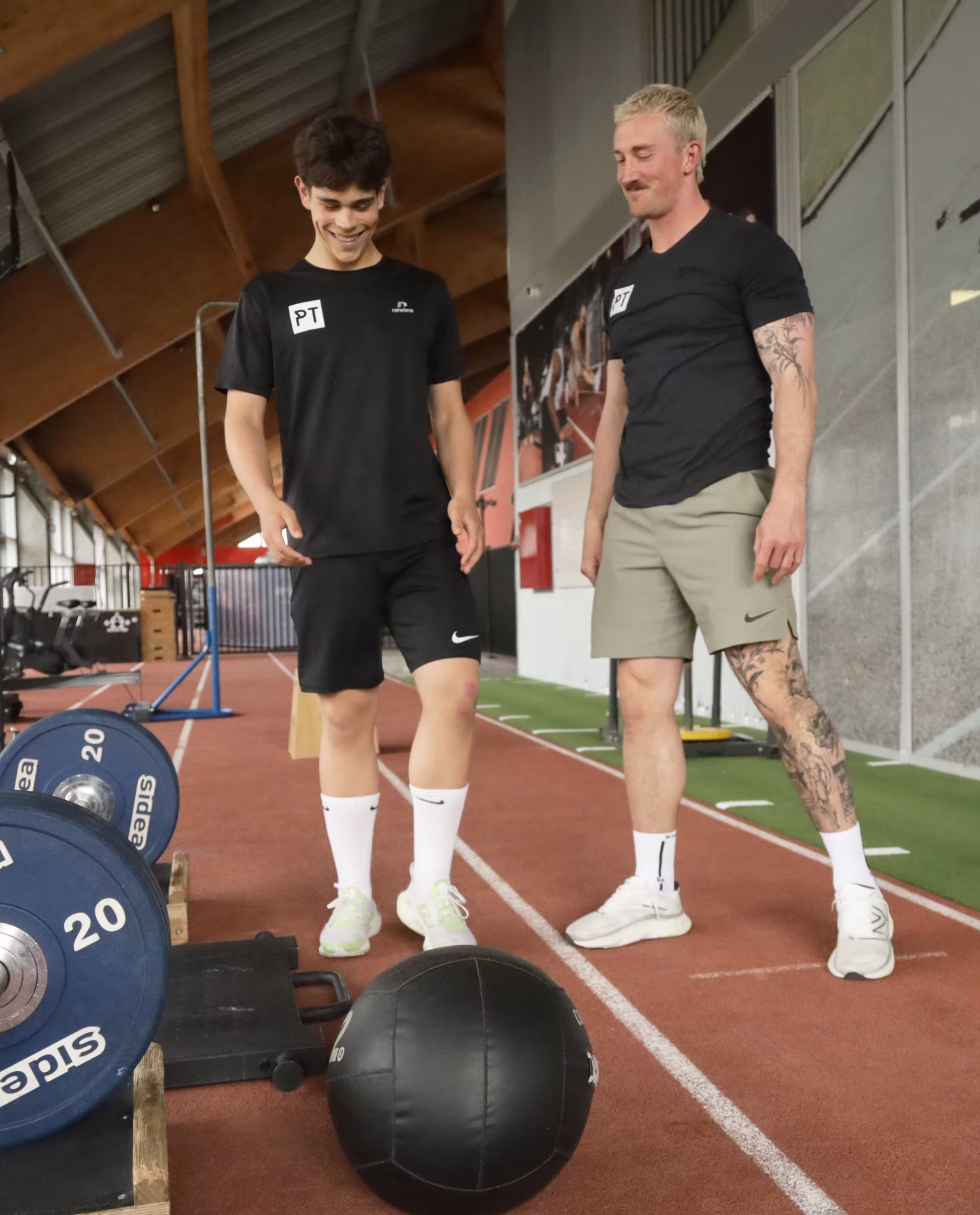fysisk træner og atlet i performance træning under fysisk træning