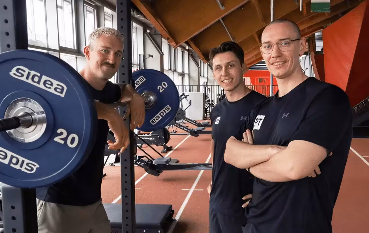 team af fysiske trænere fra Performance Træning samlet på fodboldbane